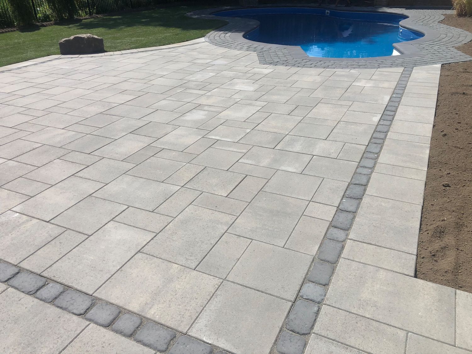  d'un projet de Aménagement paysager autour d'une piscine près de Hamilton - Burlington de Pinnacle Stone And Design