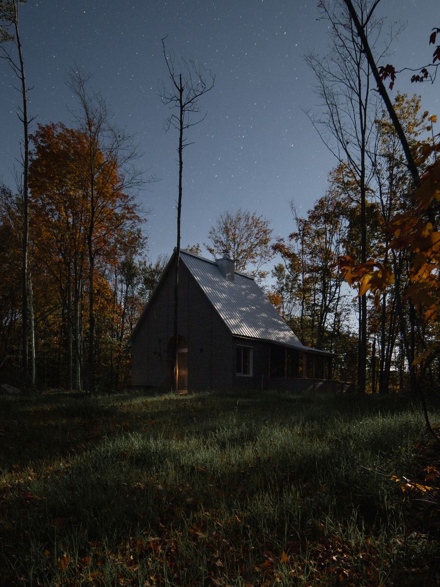 Backyard from a Tiny Houses project near Saint-Jerome (Laurentides) by Atelier L'Abri