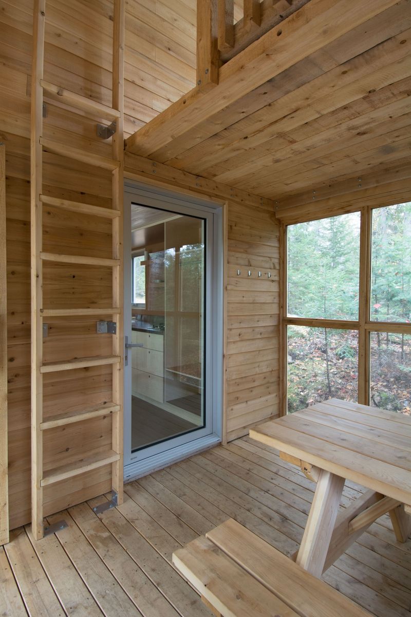 Terraza acristalada y solárium de un proyecto de tipo Mini casas cerca de Gatineau (Outaouais) por Atelier L'Abri