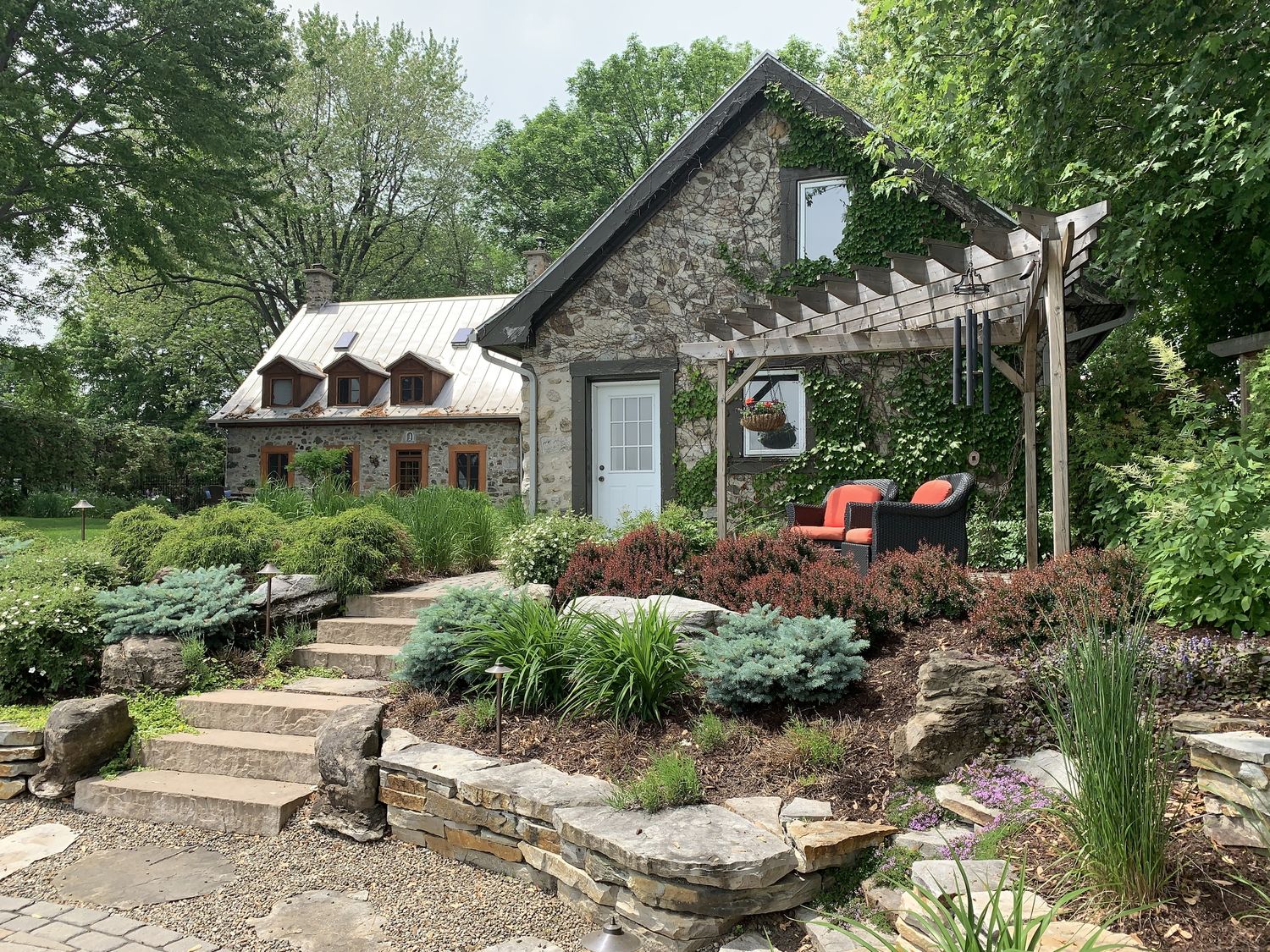Backyard from a Decorative stone walls project near Montreal (Greater Montreal) by Courchesne Architecte Paysagiste