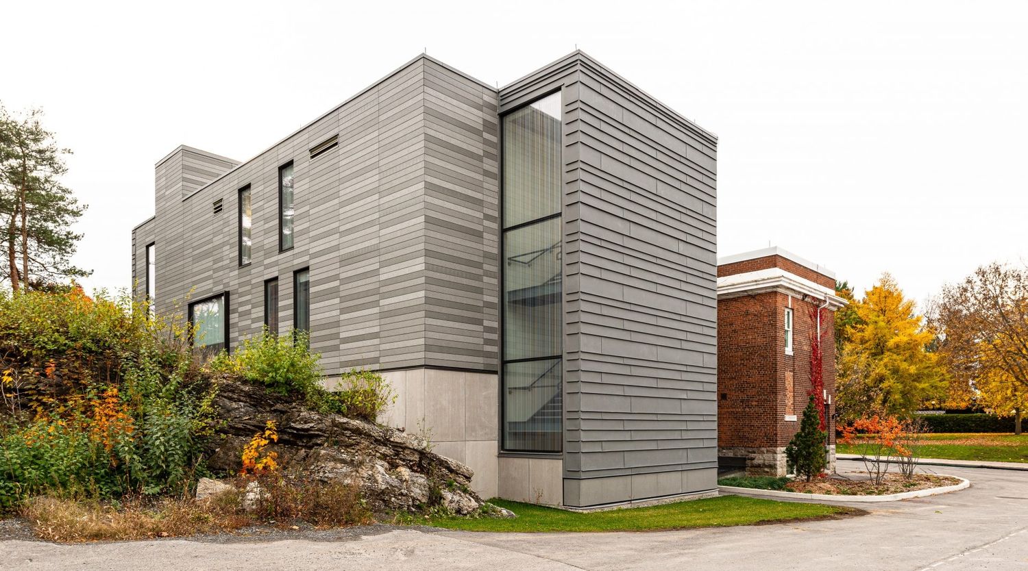 Fachada frontal de un proyecto de tipo Ampliaciones del hogar cerca de Ottawa por KWC Architects Inc.