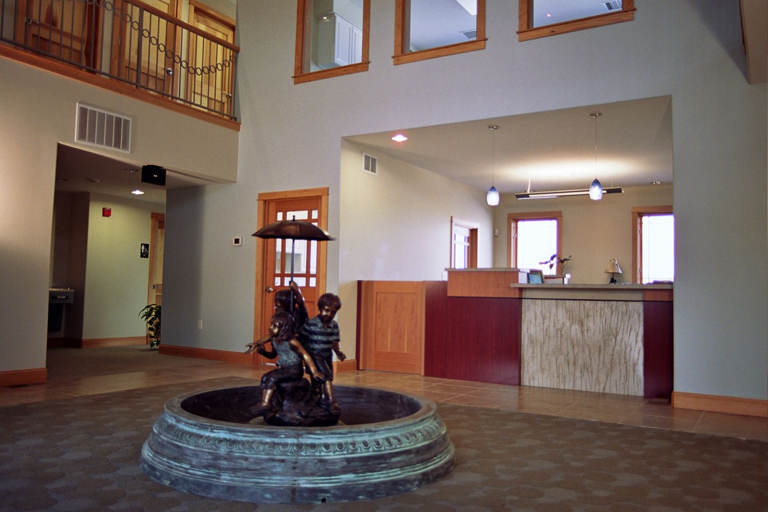 Hall d’entrée d'un projet de Développements immobiliers près de Denver - Boulder de Earth and Sky Architecture