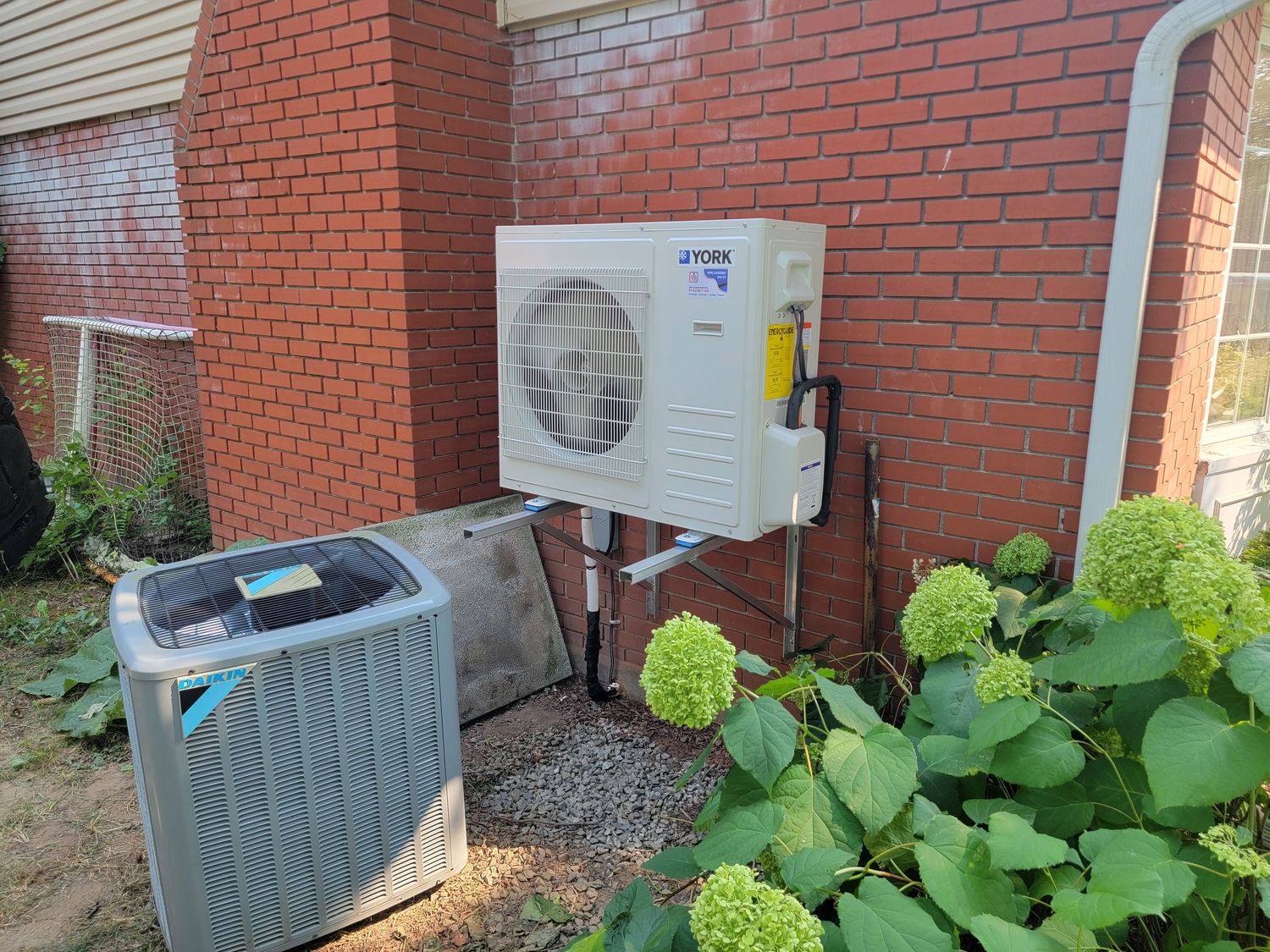 Mécanique du bâtiment d'un projet de Thermopompes près de Montréal/Laval/Longueuil (Grand Montréal) de DB climatisation