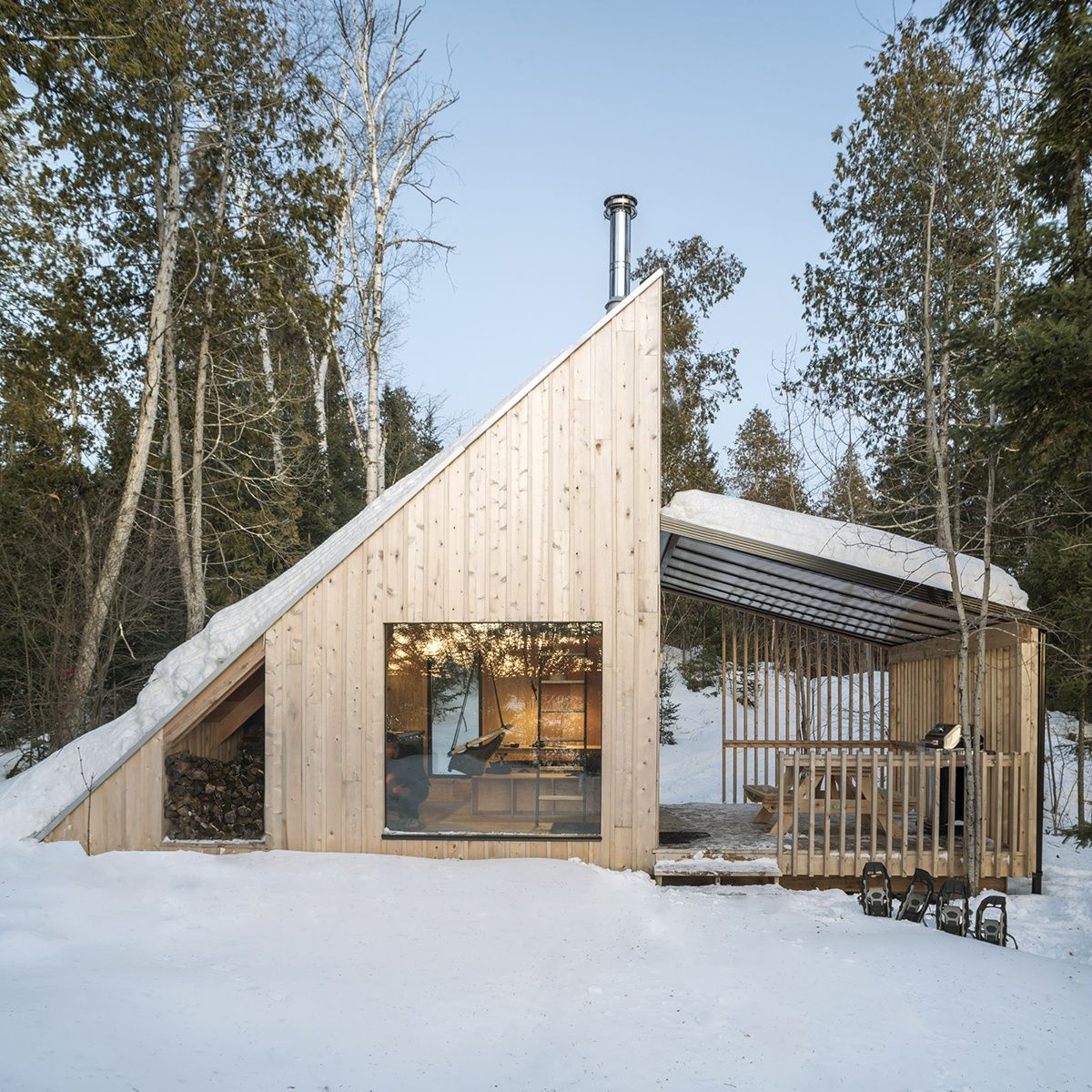 Fachada frontal de un proyecto de tipo Mini casas cerca de Gatineau (Outaouais) por Atelier L'Abri