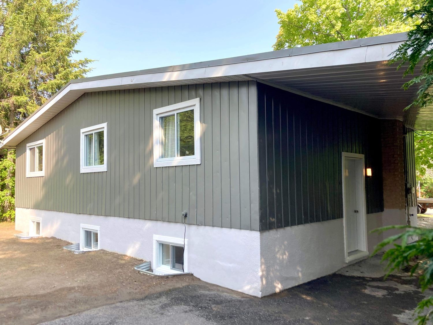 Exterior Finishes from a Recovered materials project near Saint-Jerome (Laurentides) by L.Écono Écolo