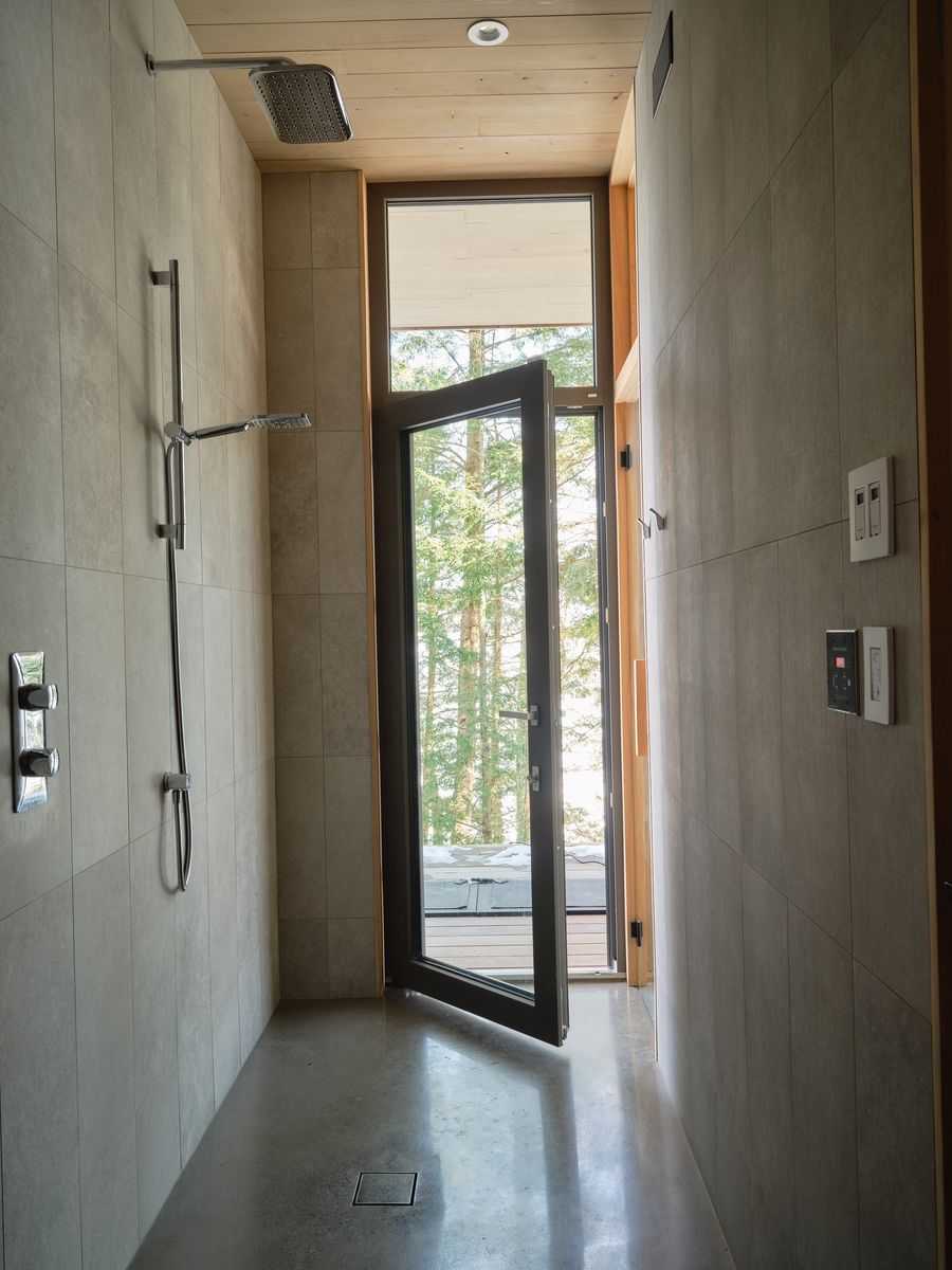 Bathroom from a Windows project near Sherbrooke (Estrie) by NZP Fenestration
