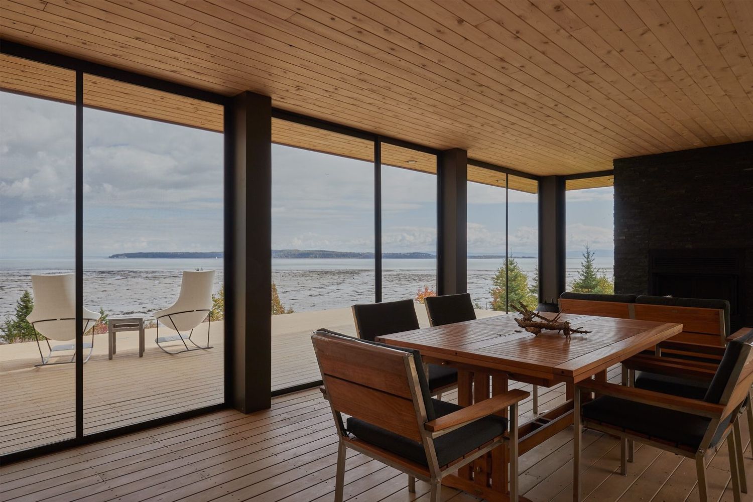 Salle à manger d'un projet de Revêtement et parement extérieur près de Québec/Lévis (Ville de Québec) de Groupe SIDEX Inc.