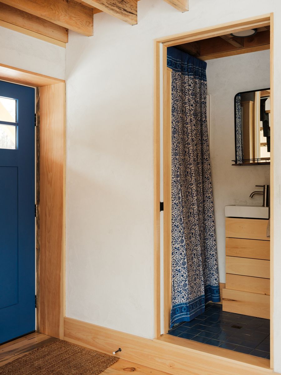 Salle de bain d'un projet de Unités d'habitation accessoires (UHA) près de Burlington de New Frameworks