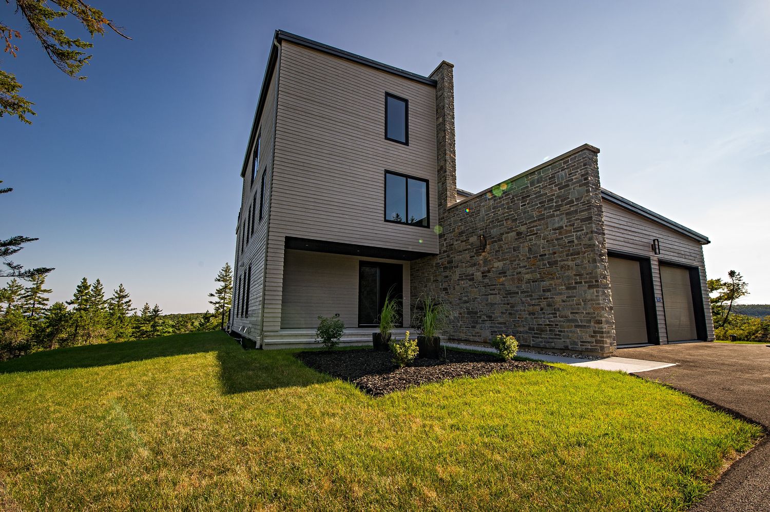 Fachada frontal de un proyecto de tipo Casas Prefabricadas y modulares cerca de Halifax por Sawlor Built Homes
