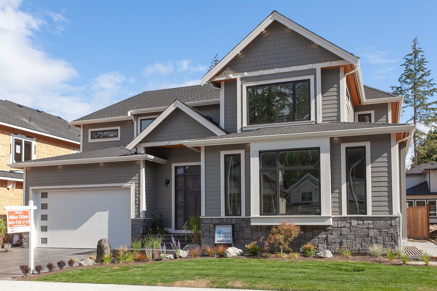 Façade avant d'un projet de Maisons unifamiliales près de Vancouver (Région du Grand Vancouver) de Ryder Creek Homes