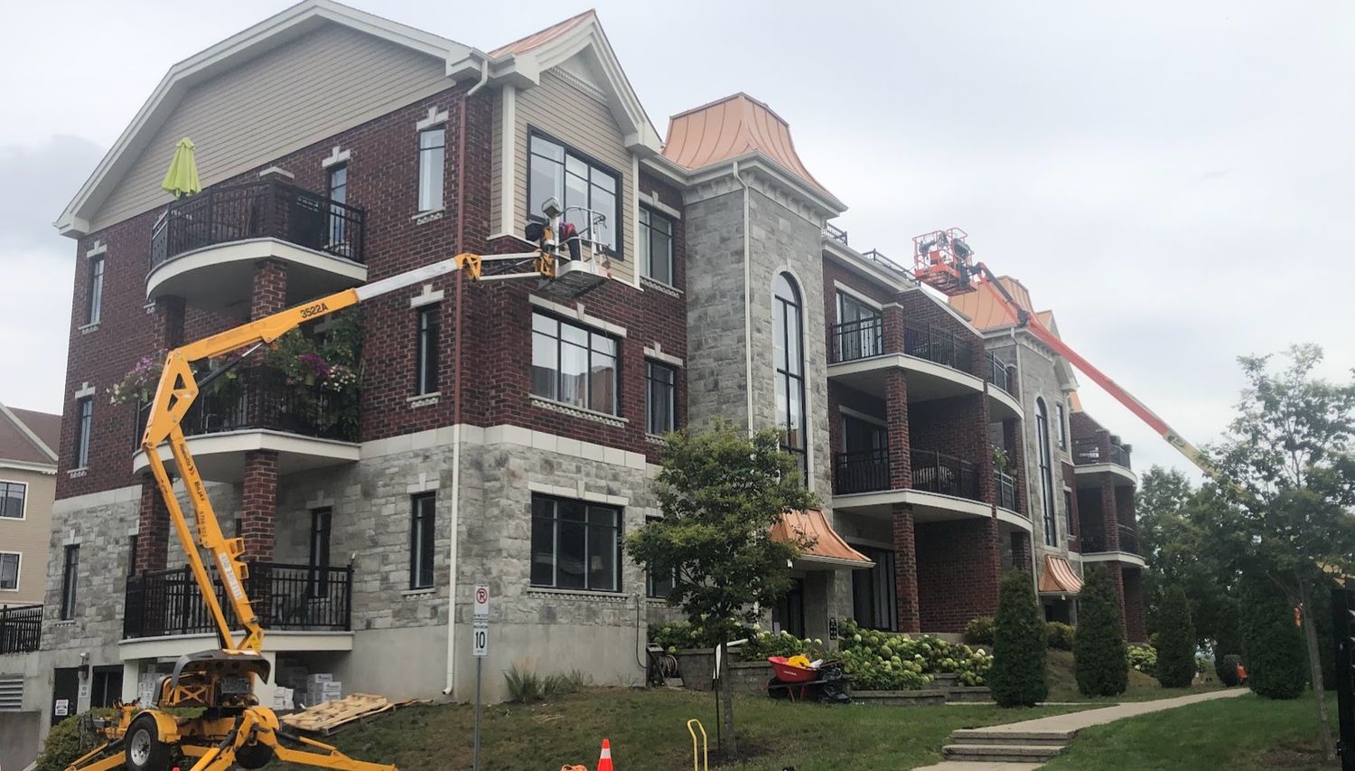Travaux - Extérieur d'un projet de Calfeutrage près de Montréal/Laval/Longueuil (Grand Montréal) de Calfeutrage Apex Inc