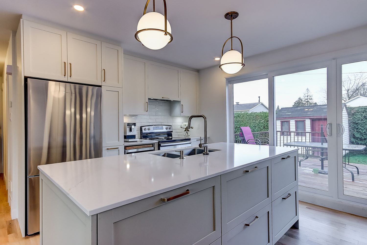 Kitchen from a Single family homes project near Saint-Jean-sur-Richelieu (Montérégie) by Mandrée Design