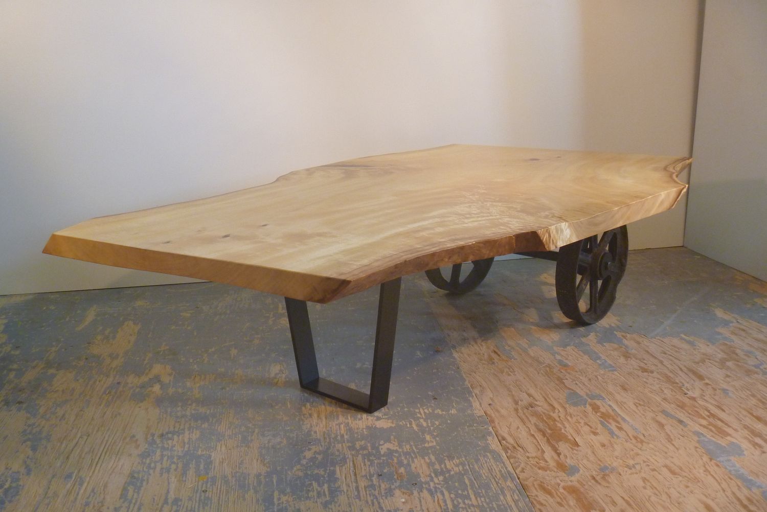 Salon d'un projet de Tables et chaises sur mesure près de Montréal/Laval/Longueuil (Grand Montréal) de MATPEL ébénisterie écologique inc.