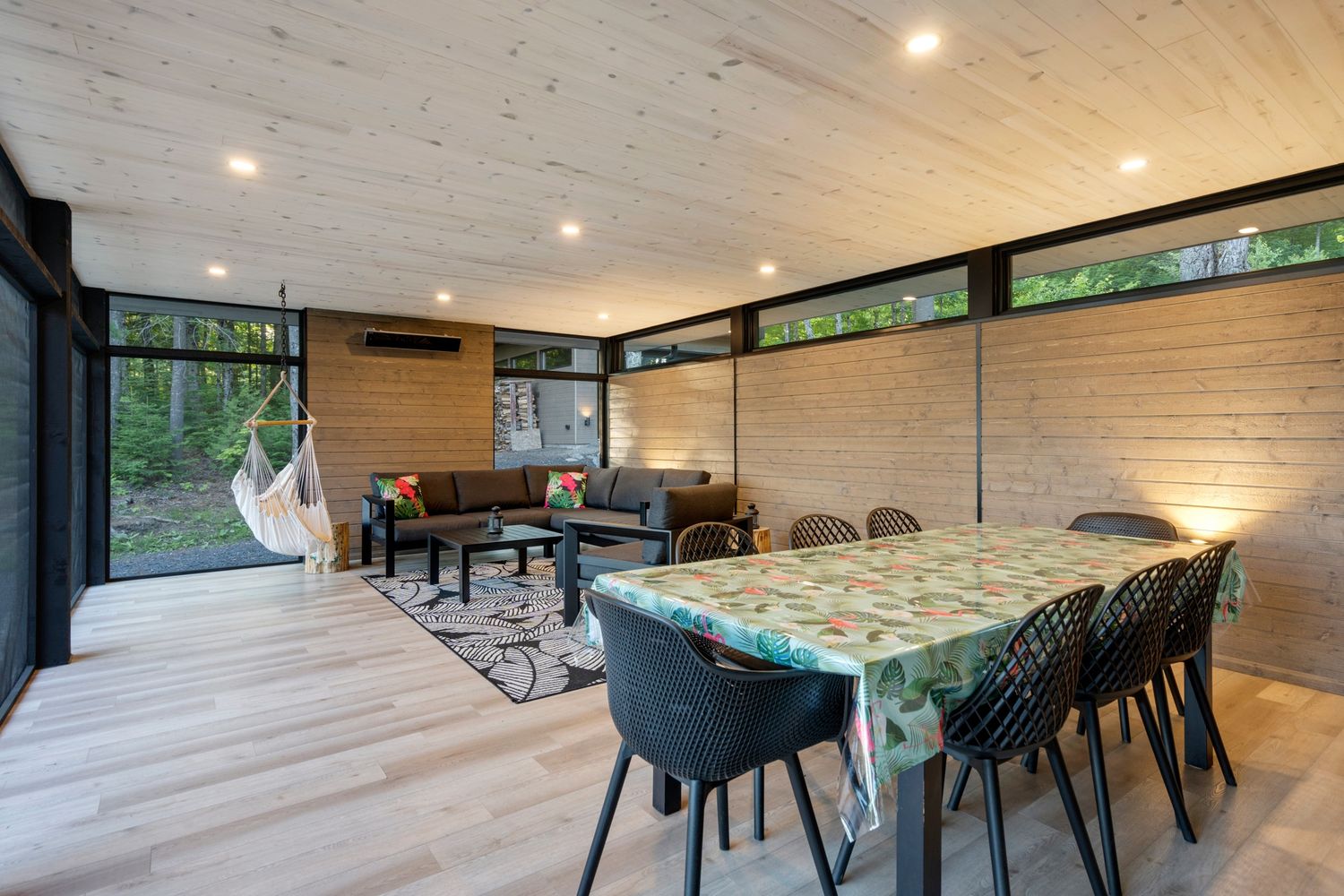Sala de un proyecto de tipo Viviendas unifamiliares cerca de Ciudad de Quebec - Lévis por Shannon Ross architecte