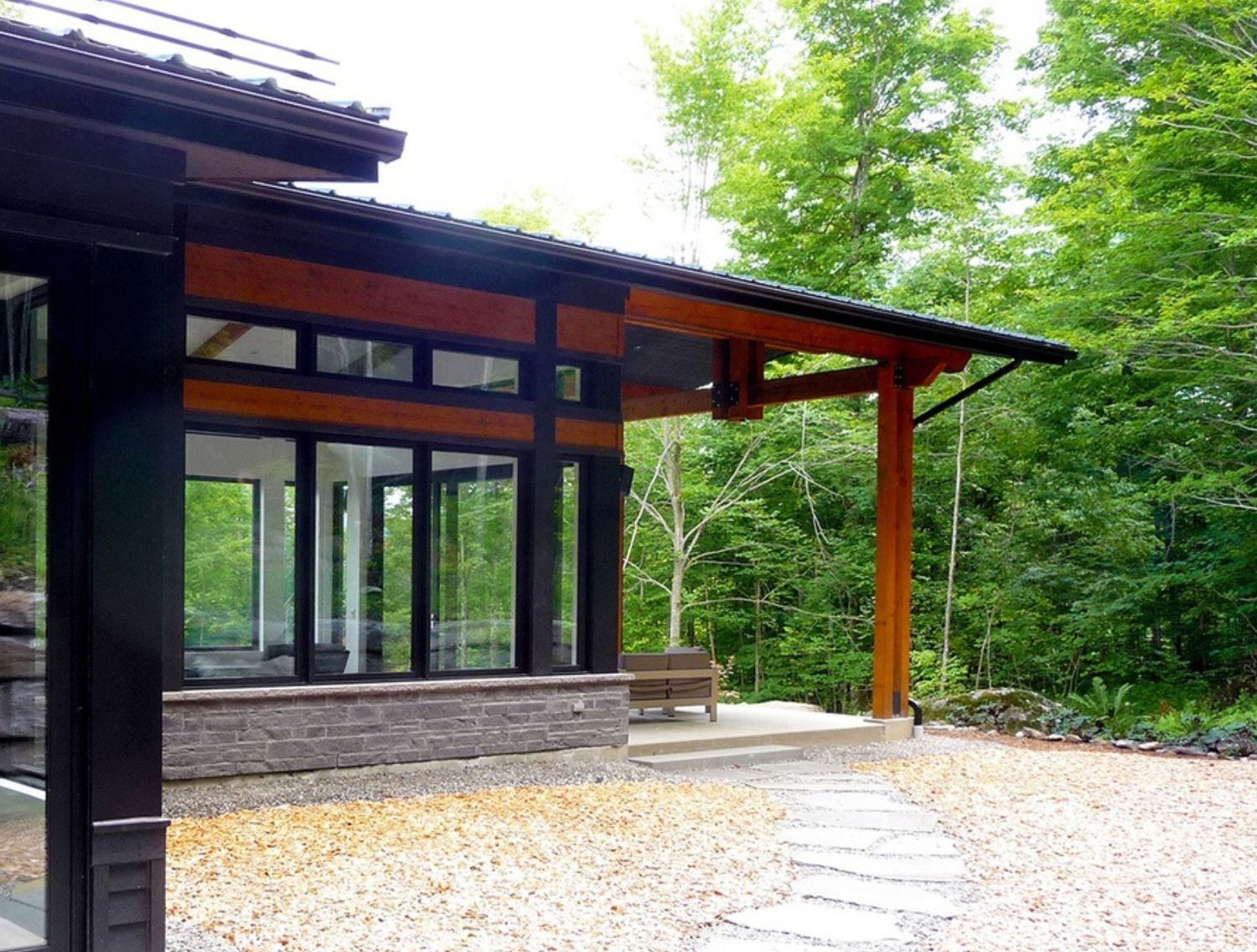 Patio et pergola d'un projet de Maisons usinées et modulaires près de Montréal/Laval/Longueuil (Grand Montréal) de PrefabHAUS - Prefab Finders