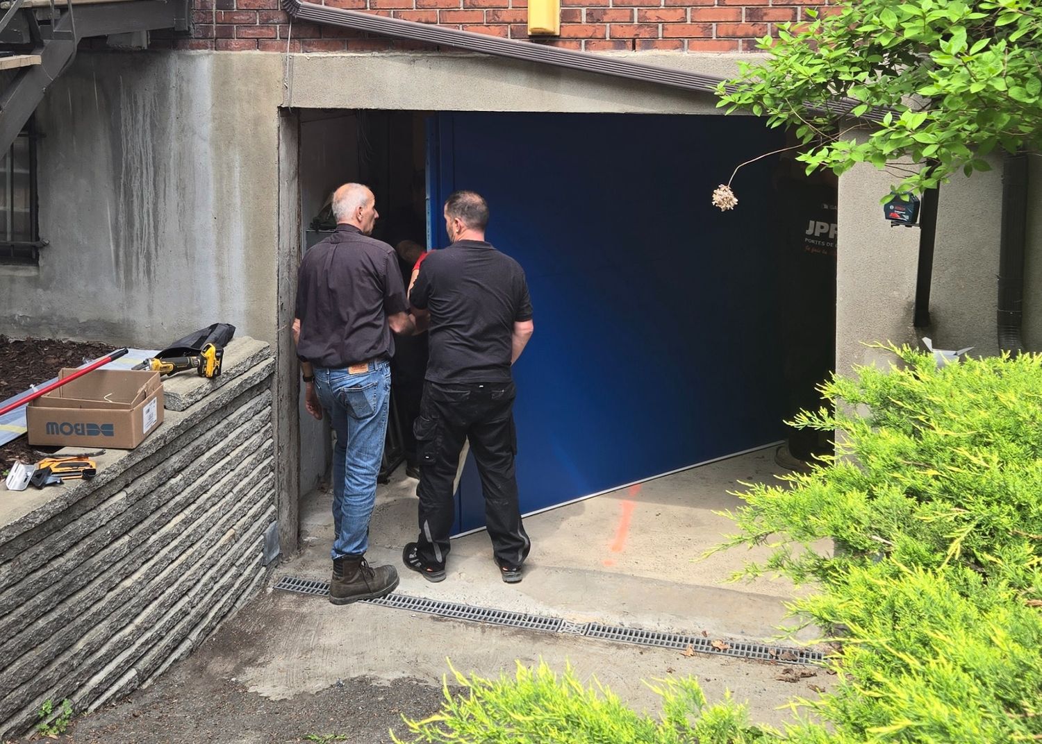 Garage & Shed from a Flood-resistant waterproof garage doors project near Montreal (Greater Montreal) by Les Portes JPR Inc.
