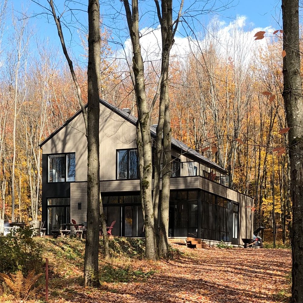 Façade avant d'un projet de Maisons usinées et modulaires près de Joliette (Lanaudière) de Bâtiment Préfab