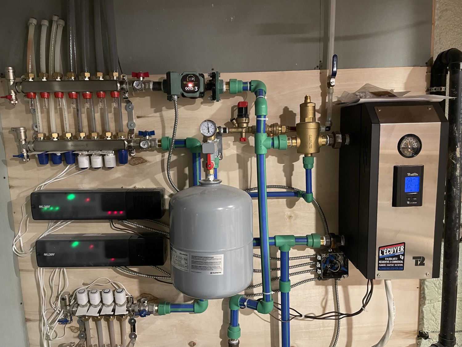 Instalaciones mecánicas de un proyecto de tipo Calentadores de agua cerca de Montreal (Gran Montreal) por Thermo-Rad inc