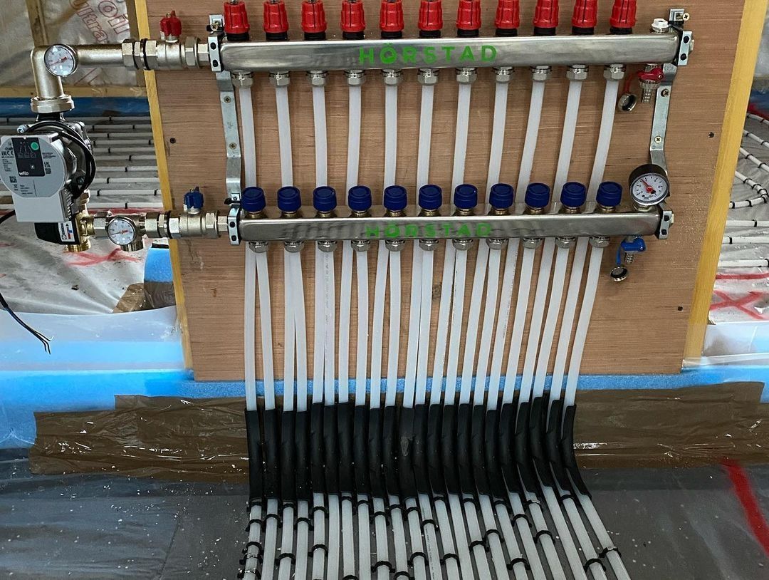 Mécanique du bâtiment d'un projet de Planchers chauffants hydroniques près de New York-Newark-Jersey City de Next Level Underfloor Heating and Screed Solutions