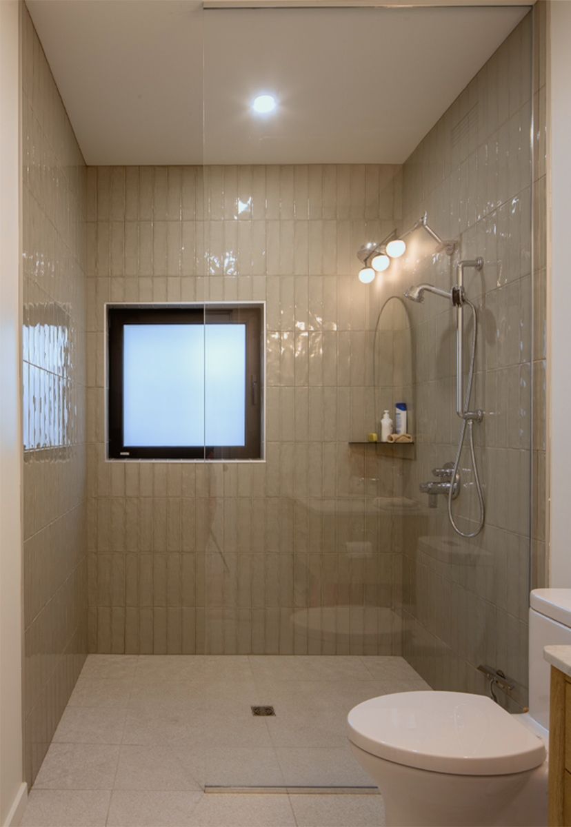 Bathroom from a Single family homes project near Gatineau (Outaouais) by Studio MMA Architects