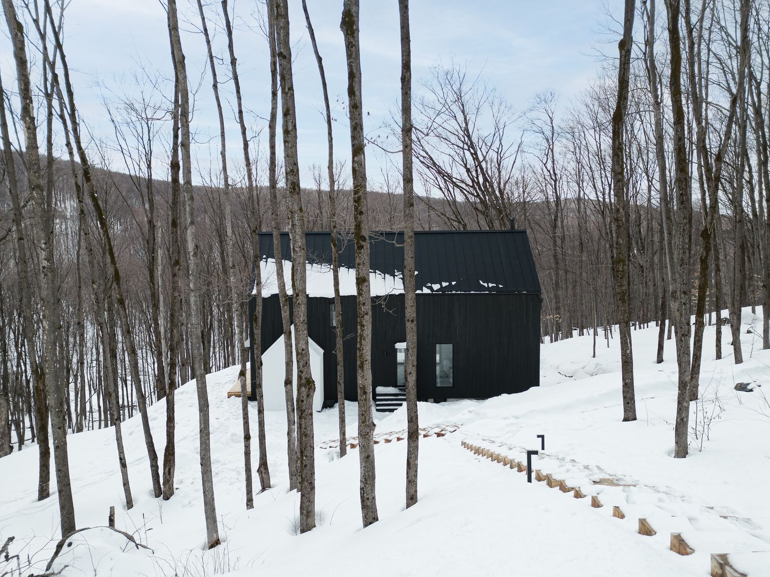 Fachada frontal de un proyecto de tipo Viviendas unifamiliares cerca de Granby - Bromont - Cowansville por Stroph Architecture & Design
