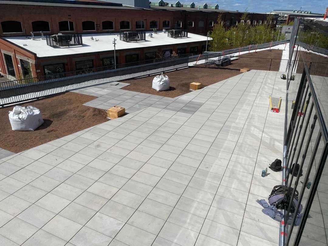 Terraza en la azotea de un proyecto de tipo Techos verdes cerca de Montreal (Gran Montreal) por La Ligne Verte : Toit vert inc.
