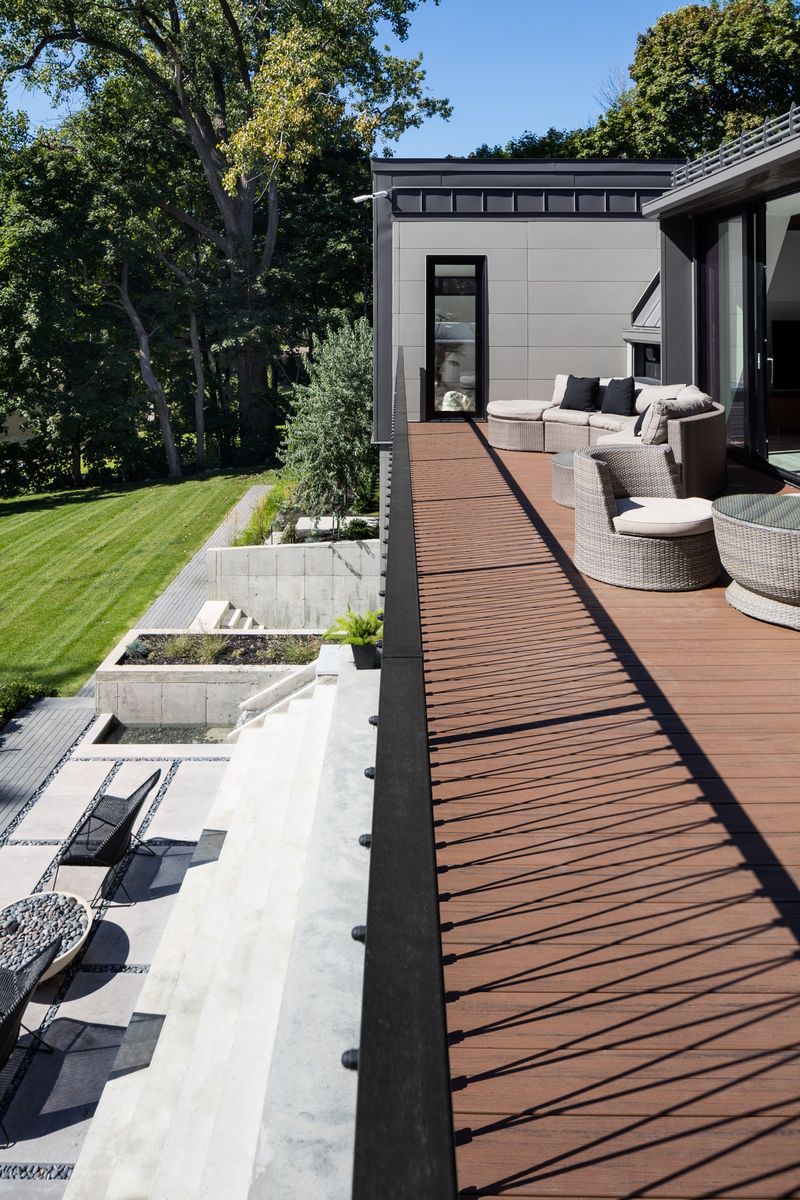 Terraza y balcón de un proyecto de tipo Ampliaciones del hogar cerca de Montreal (Gran Montreal) por GHOCHE ARCHITECTE