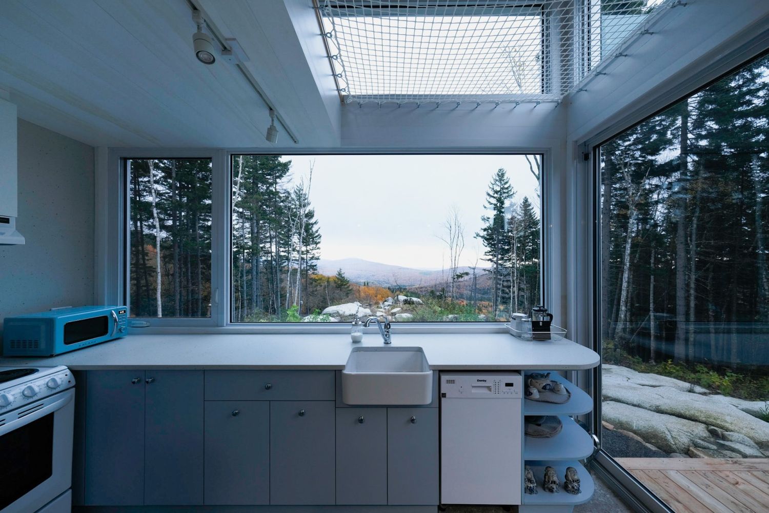 Cocina de un proyecto de tipo Mini casas cerca de Ciudad de Quebec - Lévis por Julie Poisson architecte