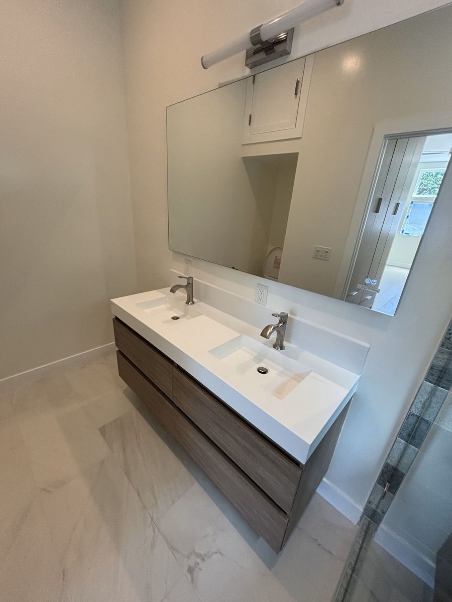 Bathroom from a Single family homes project near San Francisco Bay by Contractors Central