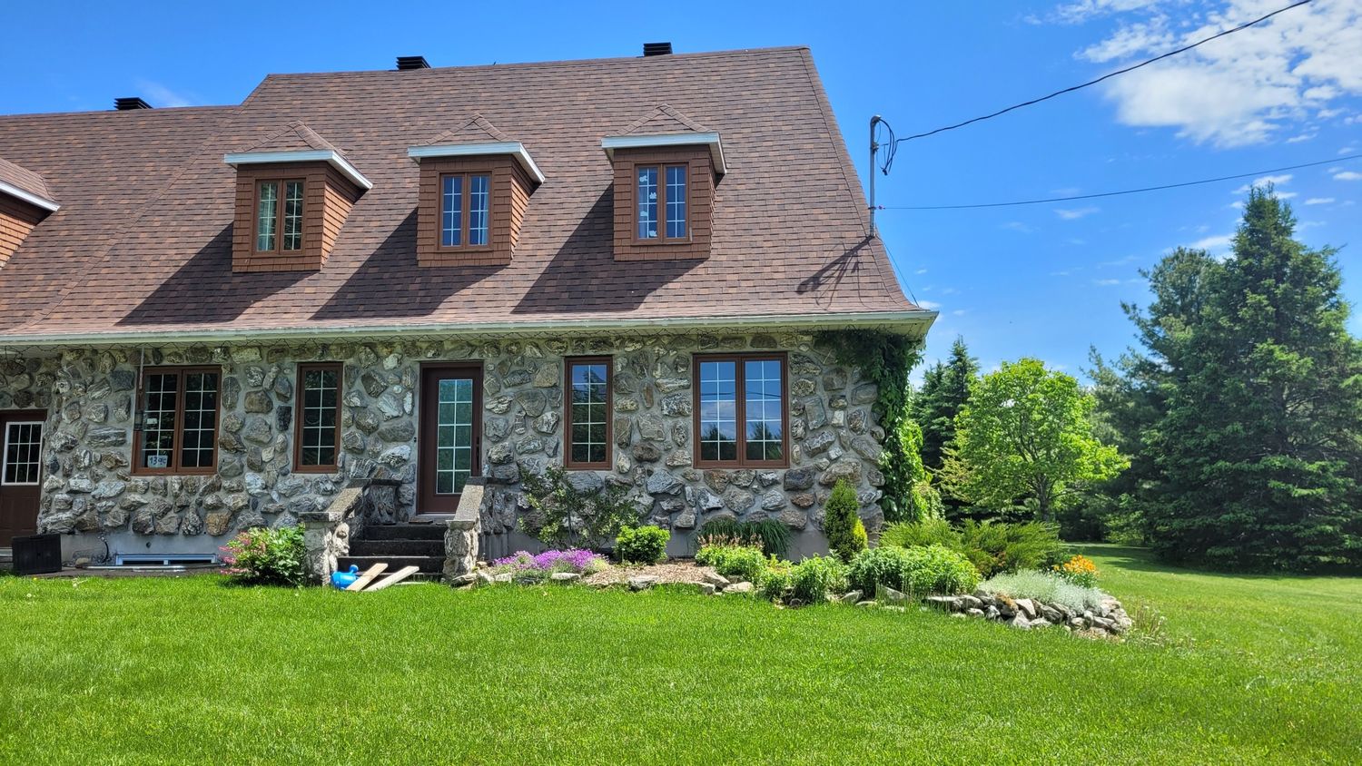 Front Yard from a Landscaping project near Quebec City - Levis by AgroME-Consultant