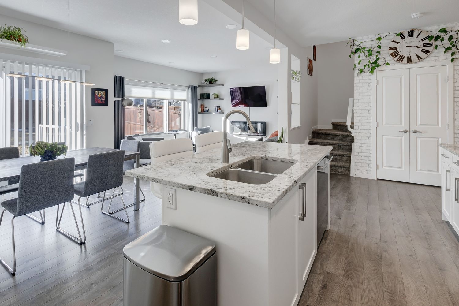Salle à manger d'un projet de Maisons unifamiliales près de Calgary de Jesse Sinclair Realtor (Associate Broker) REAL Broker