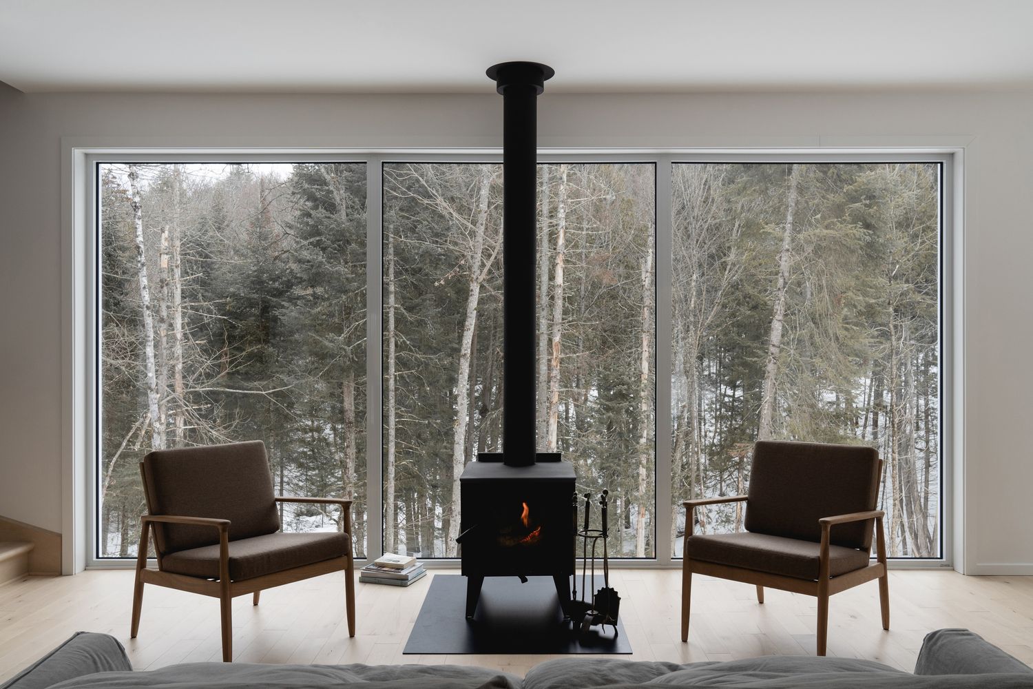 Sala de un proyecto de tipo Viviendas unifamiliares cerca de Saint-Jérôme (Laurentides) por Atelier L'Abri