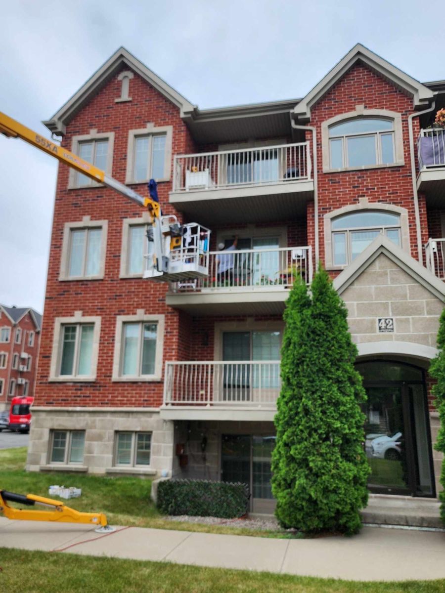 Travaux - Extérieur d'un projet de Calfeutrage près de Montréal/Laval/Longueuil (Grand Montréal) de Calfeutrage Apex Inc