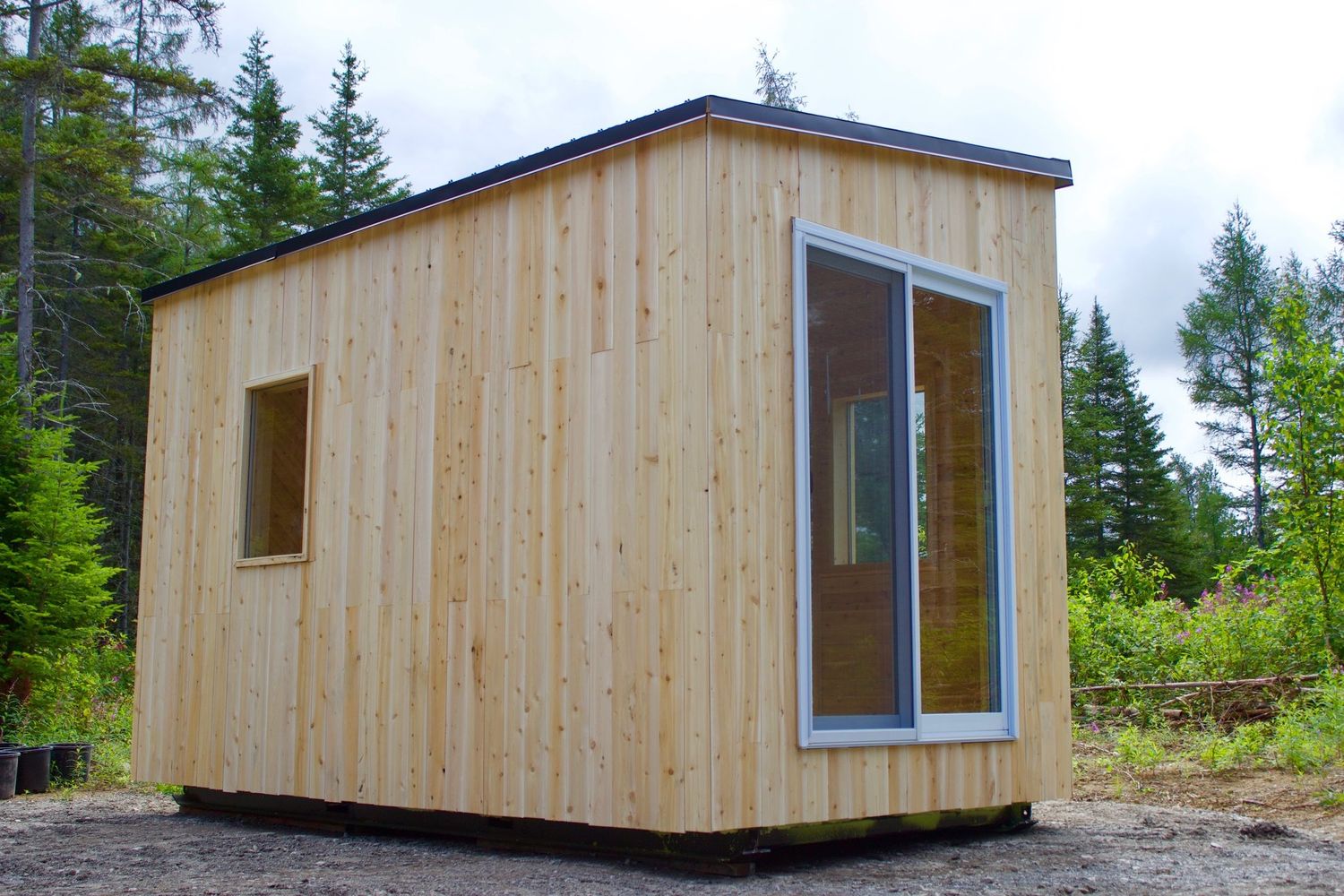Finition extérieur d'un projet de Mini et micro-maisons près de Rimouski (Bas-Saint-Laurent) de CAMM Construction