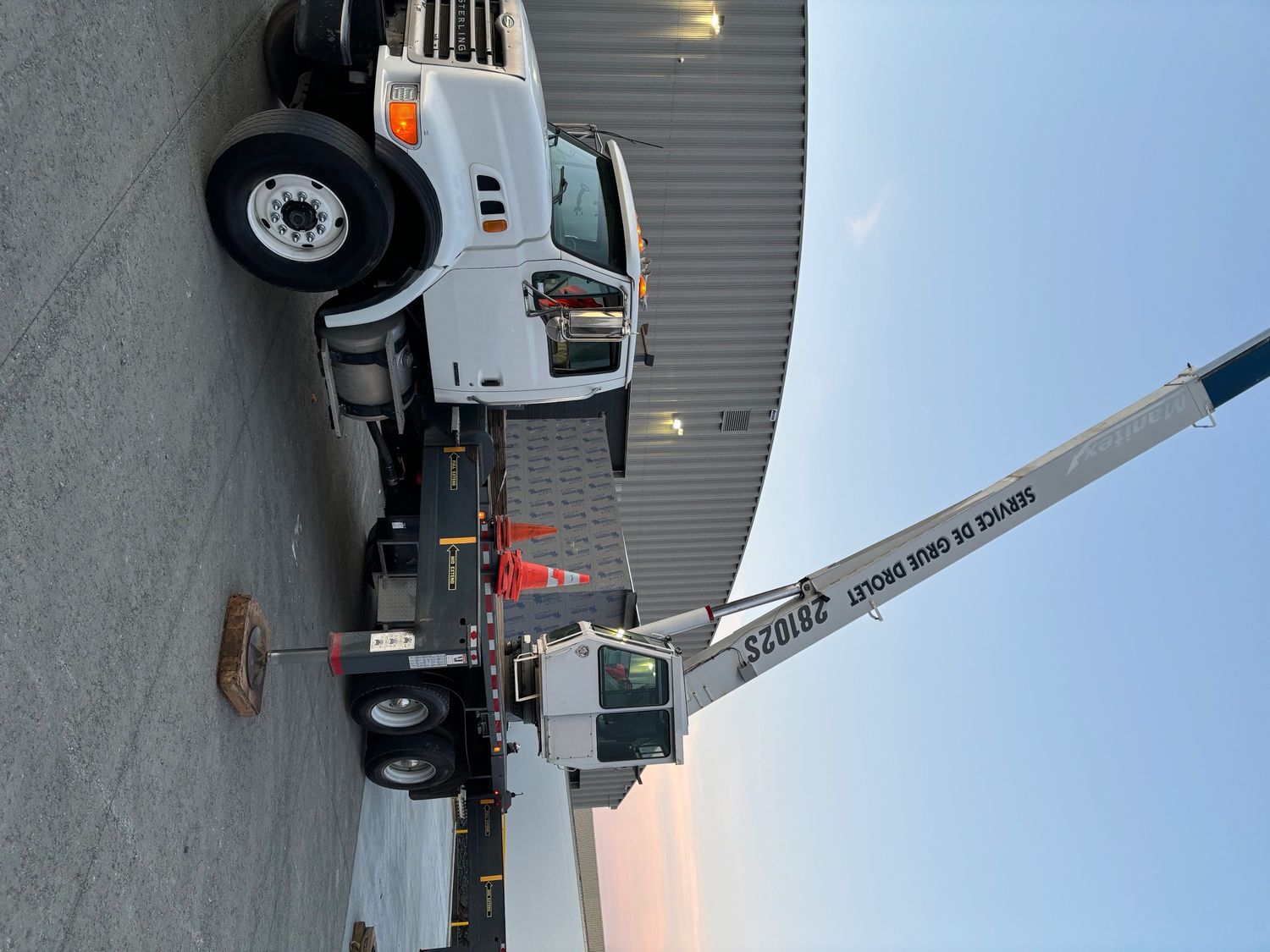 Construcción de exteriores de casas de un proyecto de tipo Armaduras de techo cerca de Saint-Jean-sur-Richelieu (Montérégie) por Service de grues Drolet