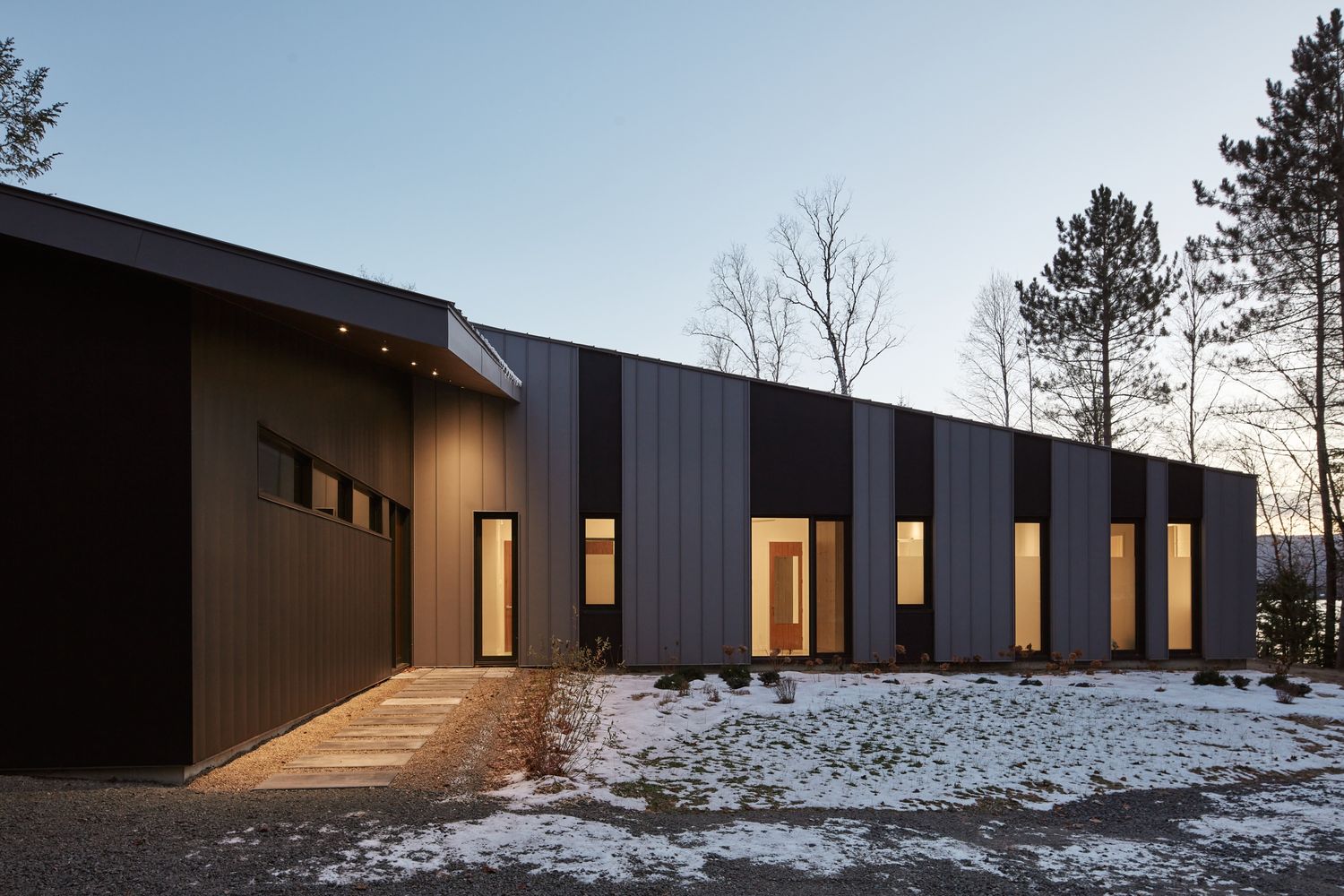 Patio delantero de un proyecto de tipo Viviendas unifamiliares cerca de Montreal (Gran Montreal) por GHOCHE ARCHITECTE