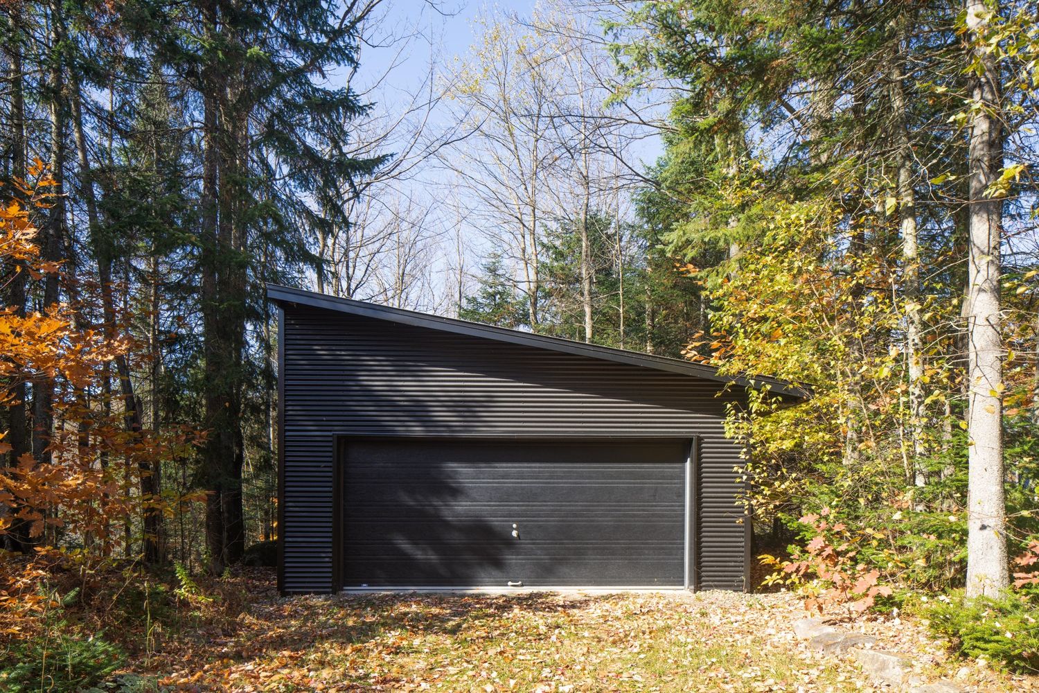  d'un projet de Maisons unifamiliales près de Montréal/Laval/Longueuil (Grand Montréal) de Atelier Schleiss Architectes