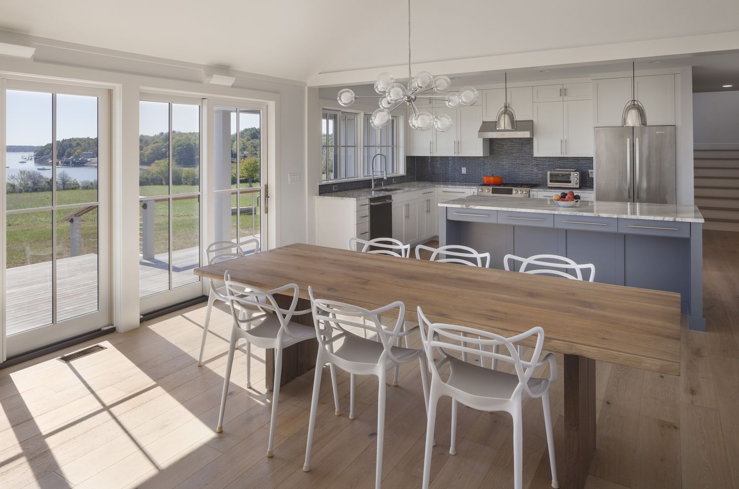 Salle à manger d'un projet de Maisons unifamiliales près de Portland de By Design