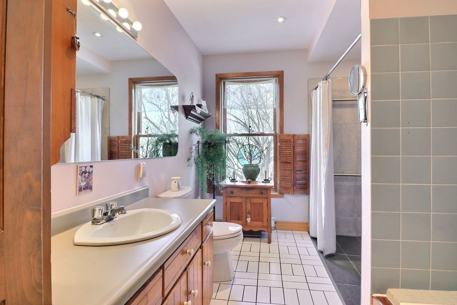 Baño completo de un proyecto de tipo Viviendas unifamiliares cerca de Sherbrooke (Estrie) por Claire Derome • courtière en immobilier résidentiel