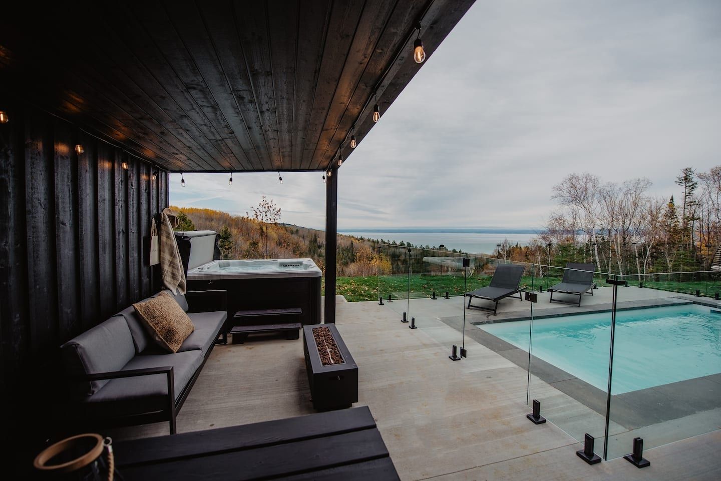 Piscine et bassin naturel d'un projet de Revêtement et parement extérieur près de Québec/Lévis (Ville de Québec) de Groupe SIDEX Inc.