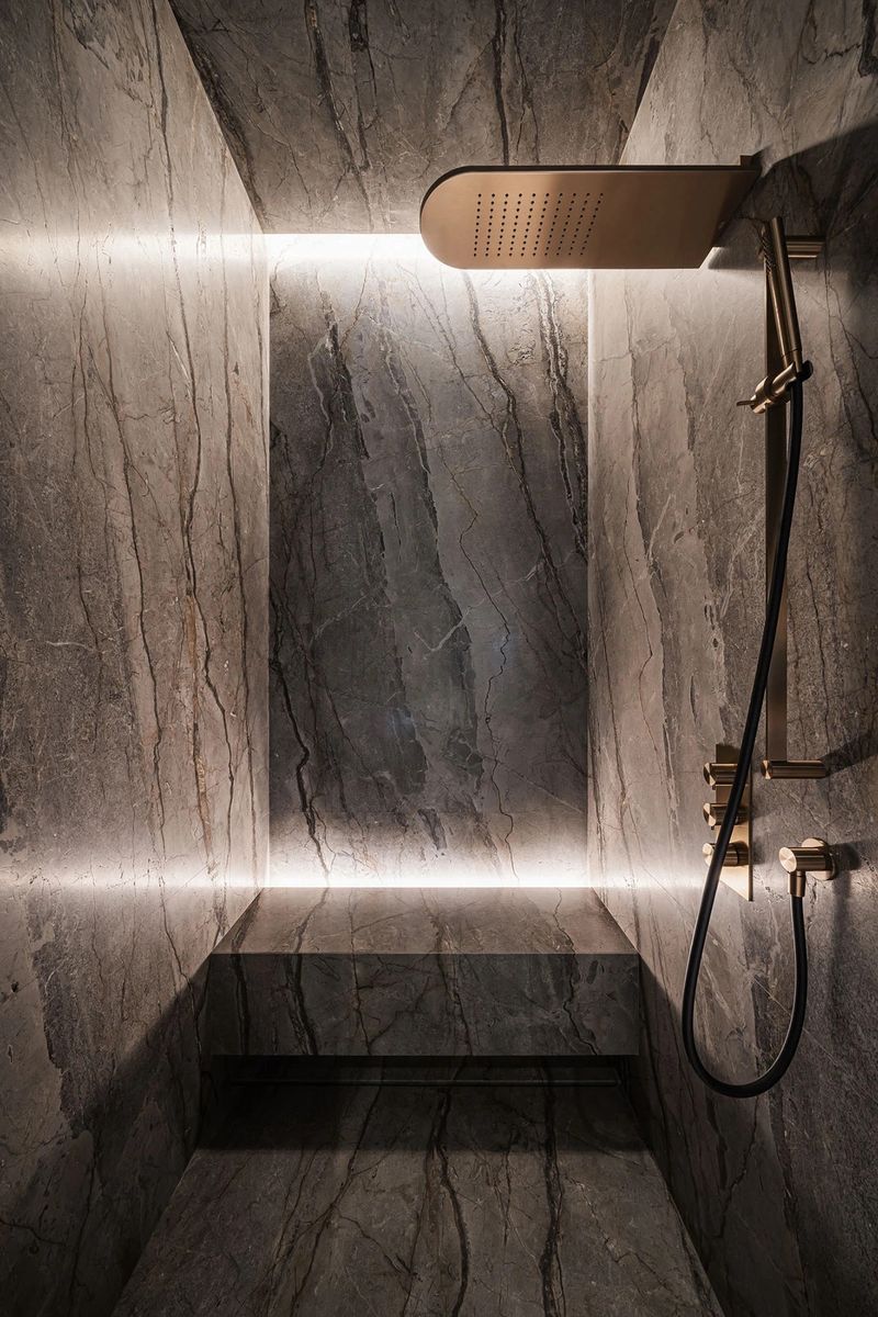 Baño completo de un proyecto de tipo Pisos cerca de Vancouver (Gran Vancouver) por adanac Floor Covering Inc.