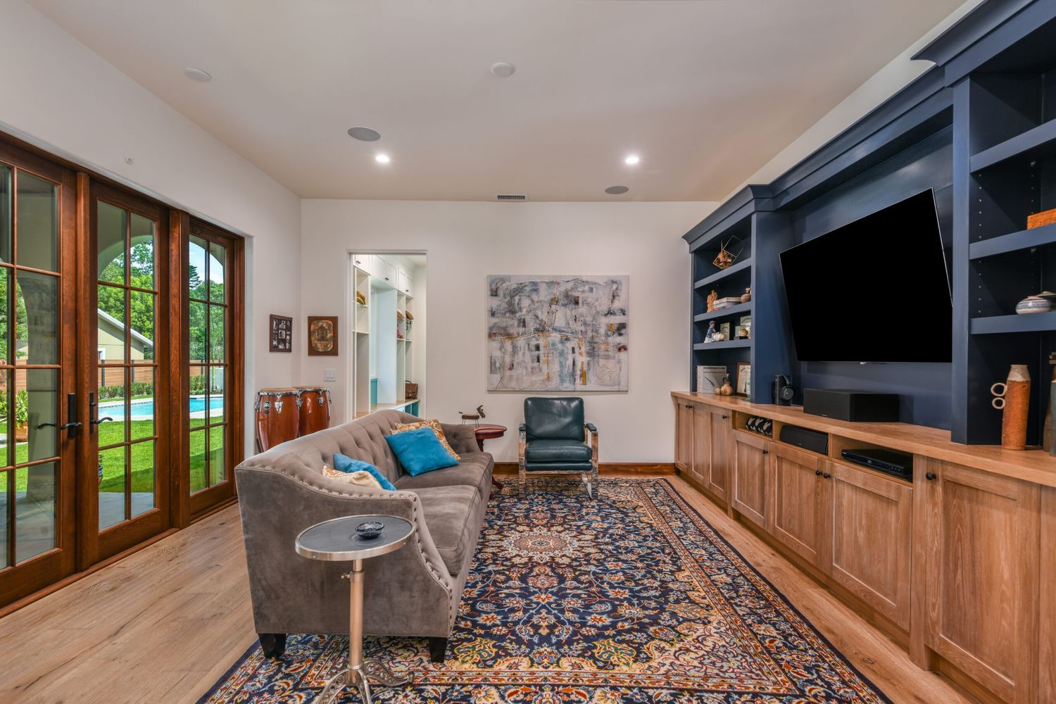 Family Room from a Single family homes project near Miami by Turning Leaf Construction