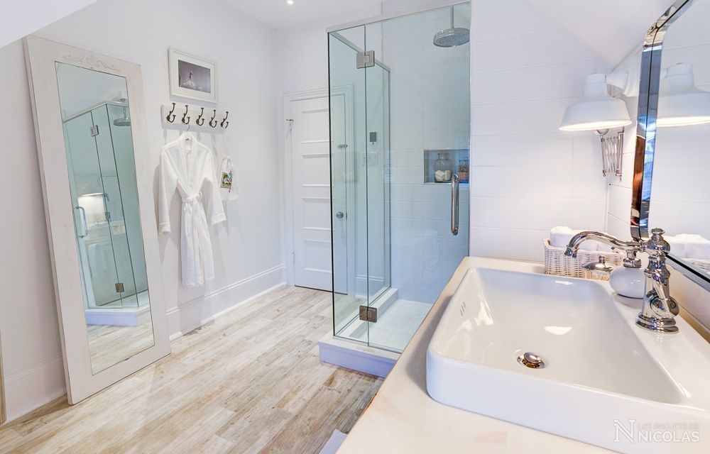 Salle de bain d'un projet de Modifications de fermes de toit en grenier habitable près de Montréal/Laval/Longueuil (Grand Montréal) de Les projets de Nicolas
