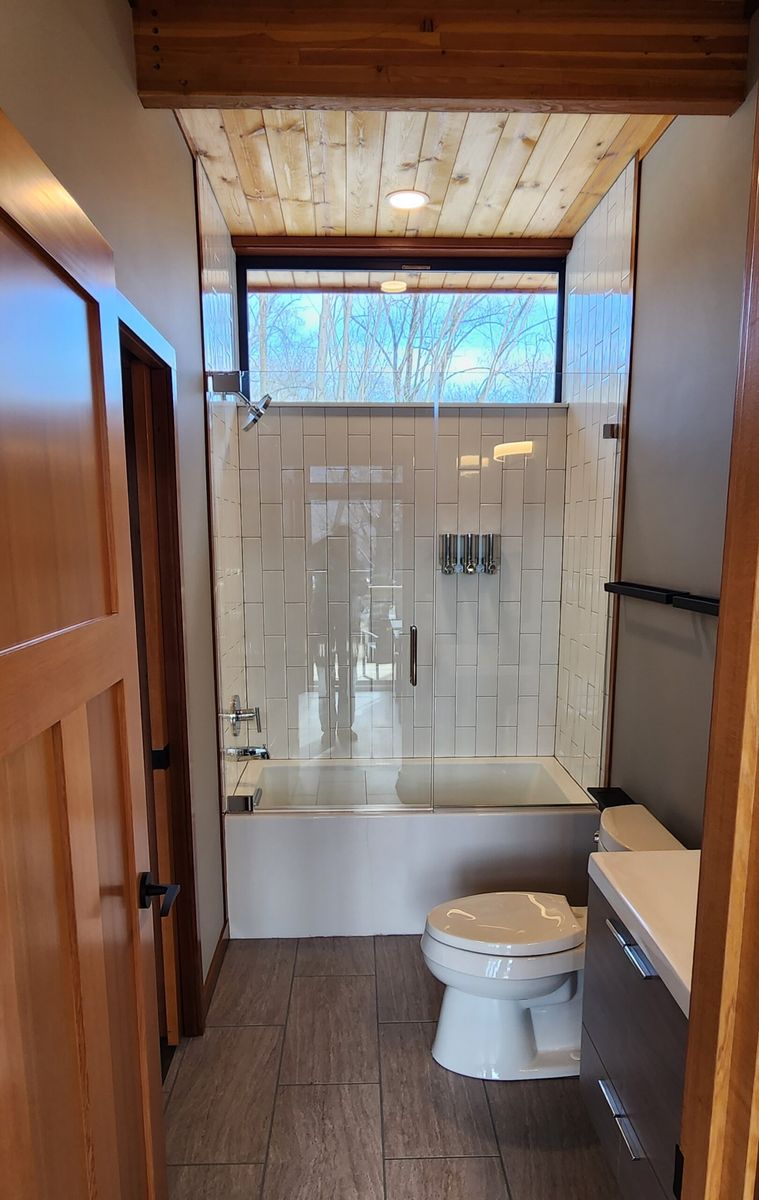 Baño completo de un proyecto de tipo Unidades de vivienda accesorias (ADU) cerca de Condado de Mendocino por Lindal Cedar Homes