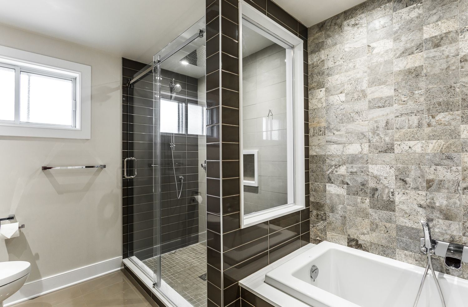 Baño completo de un proyecto de tipo Diseño de interiores y distribución cerca de Montreal (Gran Montreal) por Mara Design