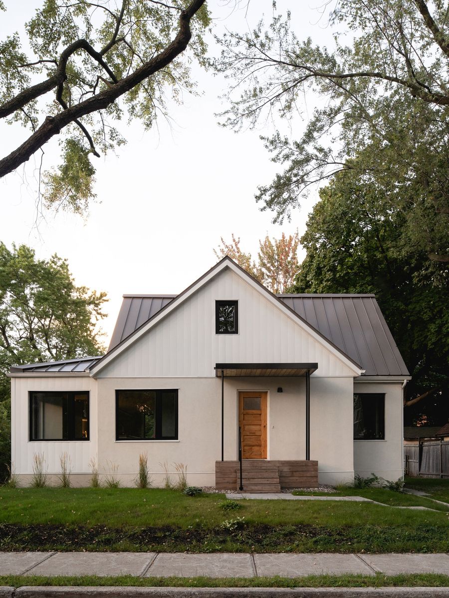 Fachada frontal de un proyecto de tipo Viviendas unifamiliares cerca de Montreal (Gran Montreal) por Atelier L'Abri