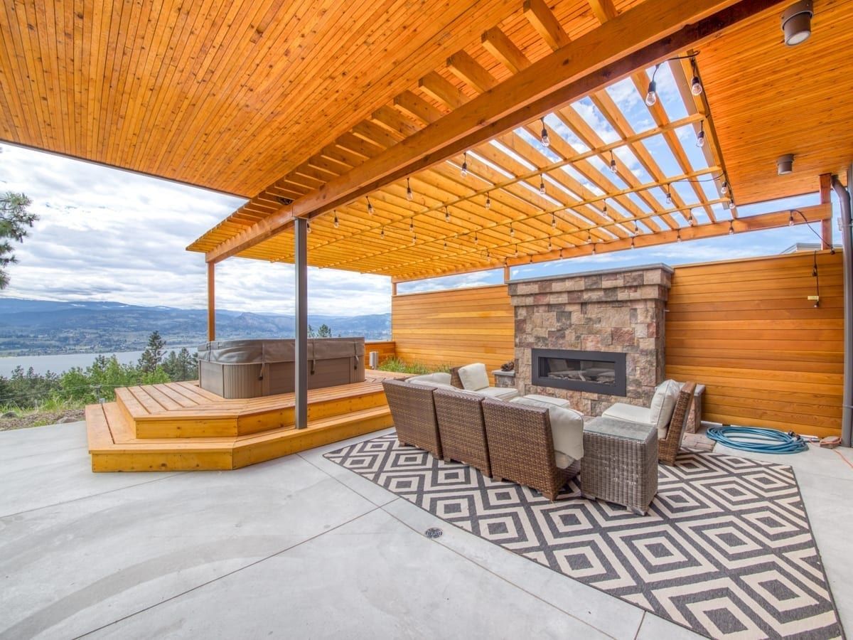 Patio y pérgola de un proyecto de tipo Casas Prefabricadas y modulares cerca de Vancouver (Gran Vancouver) por Built Prefab