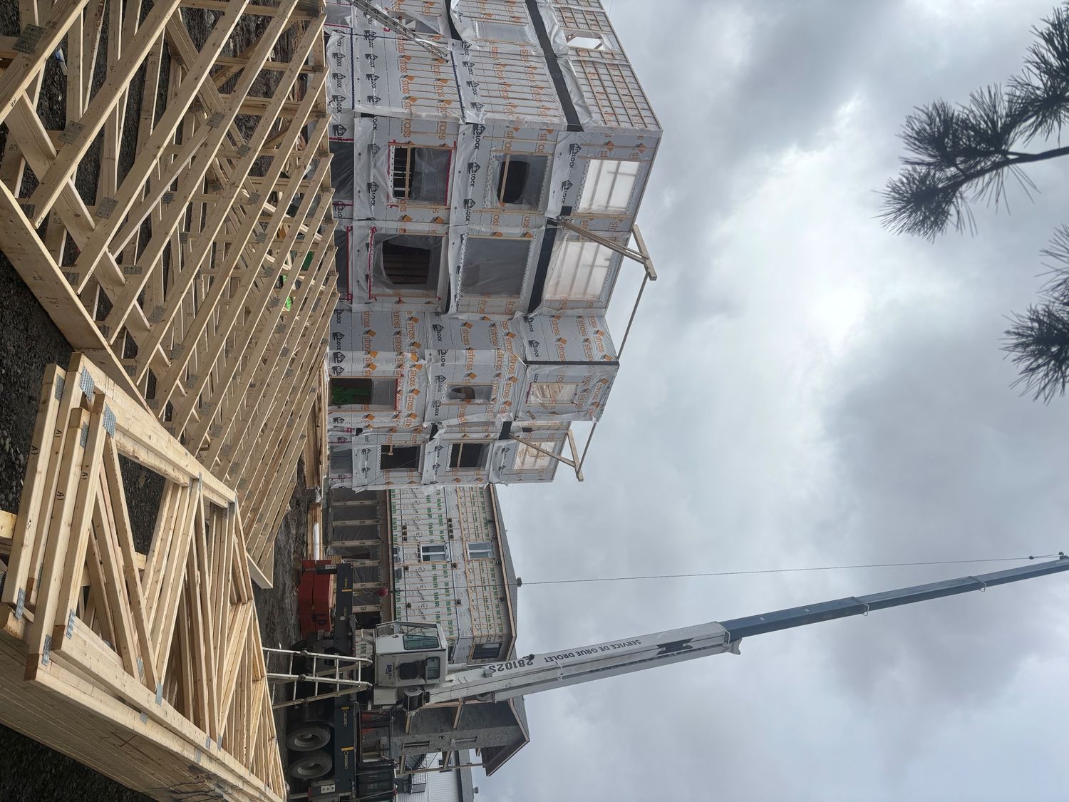 House Construction Exteriors from a Roof trusses project near Saint-Jean-sur-Richelieu (Montérégie) by Service de grues Drolet