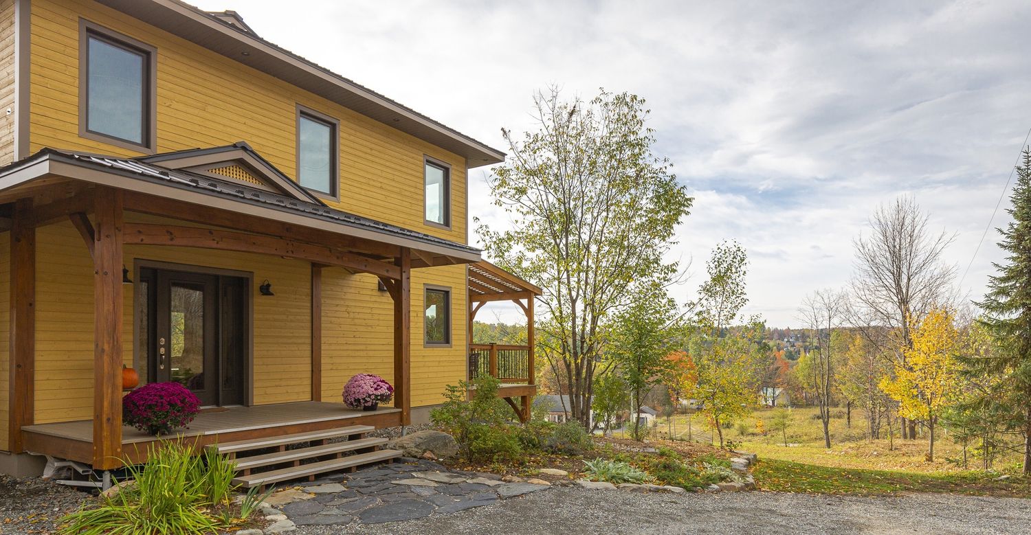 Cour avant d'un projet de Maisons unifamiliales près de Sherbrooke (Estrie) de REALTA Agence Immobilière