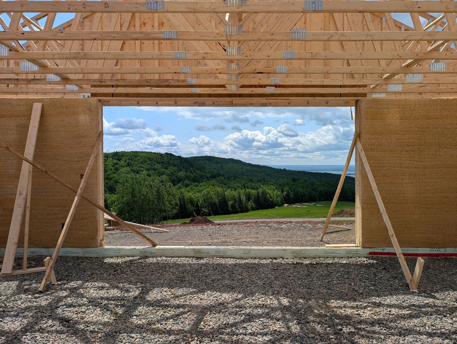 Structures et ossatures d'un projet de Maisons unifamiliales près de Gaspésie/Îles-de-la-Madeleine de atelier vert forêt